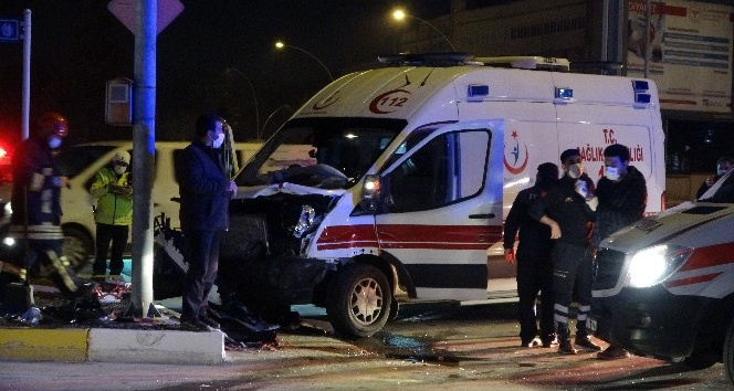 Hasta taşıyan ambulans ve otomobil çarpıştı: 7 yaralı