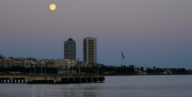 'Süper Ay'ın batışı kartpostallık görüntüler oluşturdu