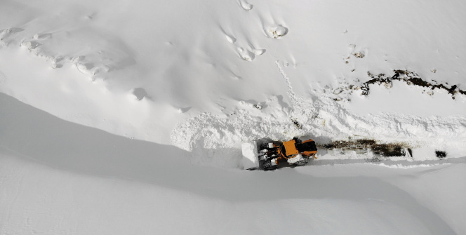 Kar kalınlığının 6 metreyi bulduğu dağlar kar kaplanlarıyla aşılıyor