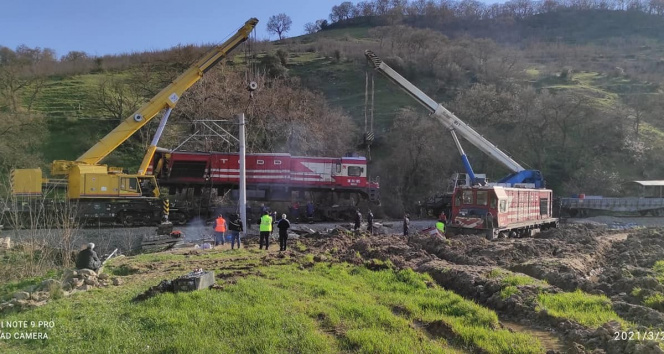 Susurluk'ta meydana gelen tren kazasında devrilen lokomotifler kaldırıldı