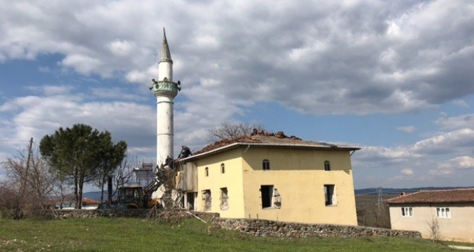 İzmir depreminde zarar gören camiinin yıkımına başlandı
