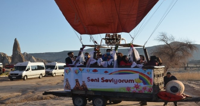 Kapadokya’da gökyüzünde nikah kıyıldı