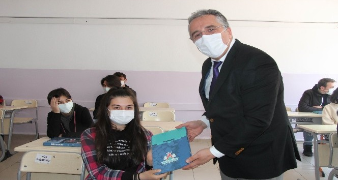 Belediye Başkanı Savran, mezun olduğu okulda öğrencilere deneme sınav seti dağıttı