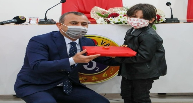 5.5 yaşındaki kitap kurdu Ömer