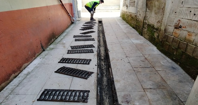 Bilinçsizce atılan sigara izmaritleri menfezleri tıkadı