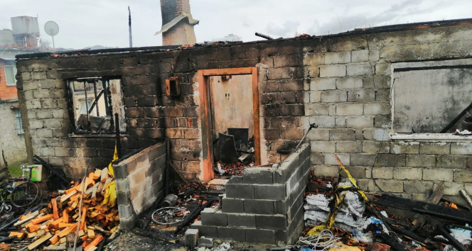 Engelli �ocu�u olan ya�l� �ift, yang�n sonras� evsiz kald�