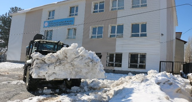 Bitlis’te okul bahçeleri kardan temizleniyor