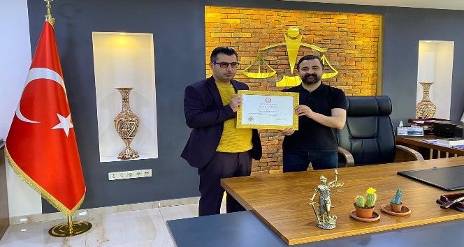 Meslekte 20 yılını dolduran avukatlara berat ve plaket verildi