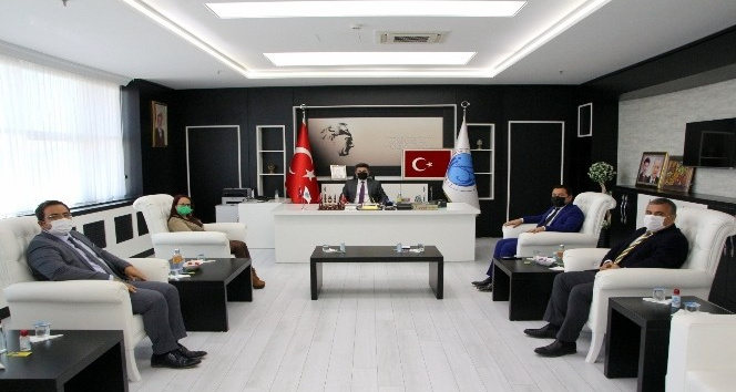 Rektör Karacoşkun tebrikleri kabul etti