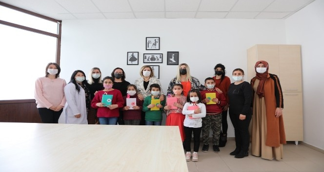 Nejla Savran ve kursiyer kadınlar kitap okudu