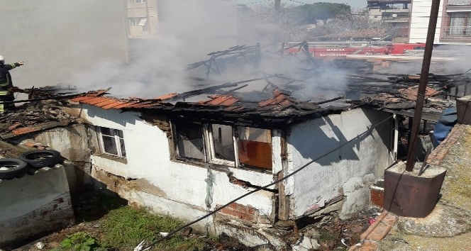 Manisa’da tek katlı ev küle döndü