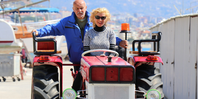 Alman çift, 1976 model traktöre aldığı fiyattan fazla masraf ederek hayalini gerçekleştirdi