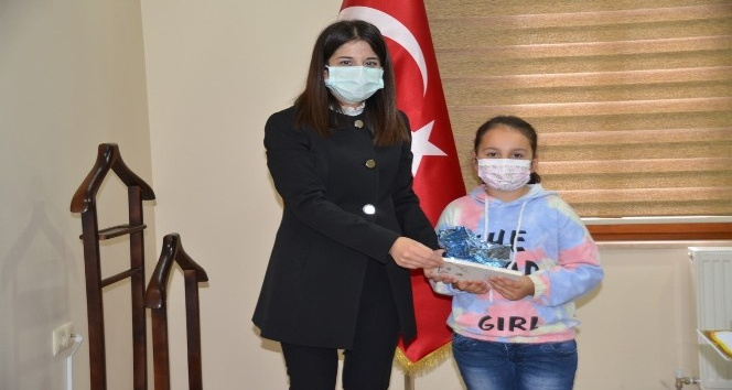 Hediyeleri kaymakam ablalarından