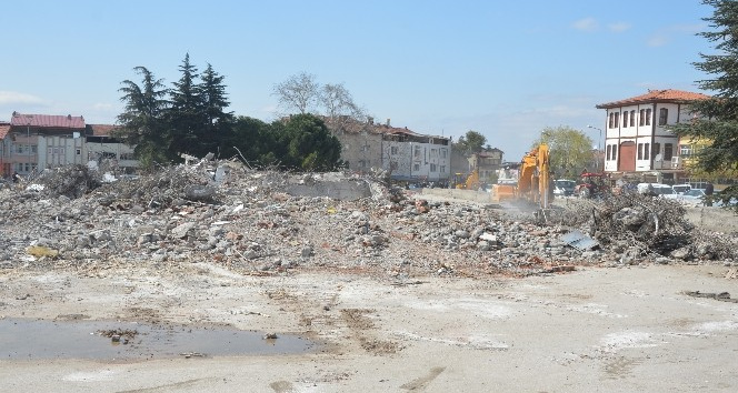 Niksar’da yeni hükümet konağı için eski otogar binası yıkıldı