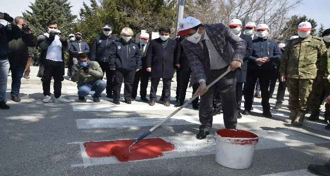 Kadın astsubaydan yaşlı teyzeye uzanan yardım eli