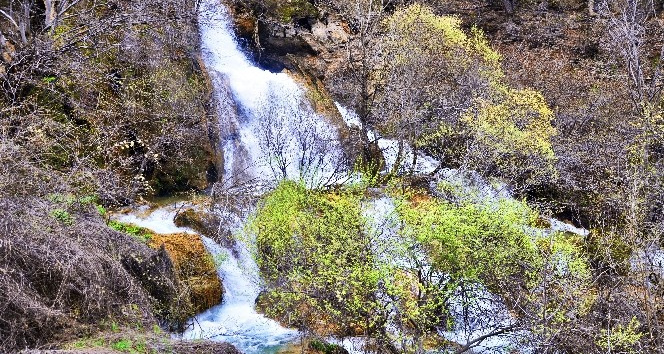 Hacıkodal Kocabor Şelalesi doğa tutkunlarının uğrak yeri oldu
