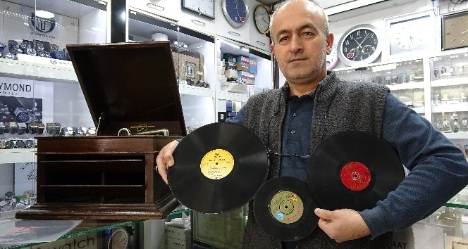 Yaklaşık 25 yılını verdiği koleksiyonuna paha biçemiyor