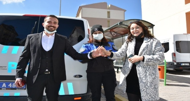 Nişanlısına evlilik teklifi etmek için polis ekiplerinden yardım istedi