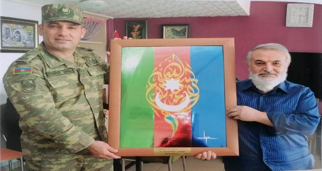 El emeği hat sanatlı tablosunu Azerbaycan ordusuna hediye etti