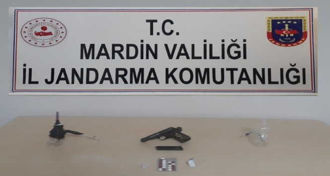 Mardin’de ruhsatsız tabanca ve uyuşturucu ele geçirildi