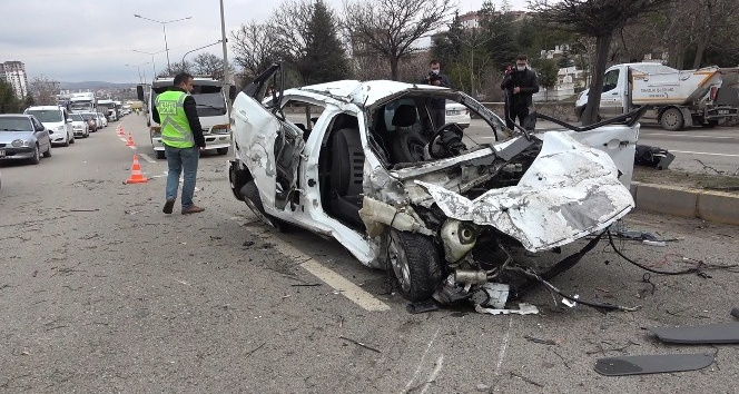 Kırıkkale’deki feci kaza kamerada: Karşı şeride havalandı, lüks otomobilin üstüne düştü