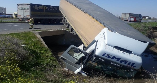 Mardin’de lastiği patlayan tır karşı şeritteki tankerle çarpıştı: 1 yaralı
