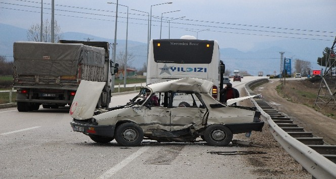Amasya’da yolcu otobüsüyle çarpışan otomobil hurdaya döndü: 1 ölü