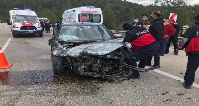 Bucak’ta otomobiller çarpıştı: 3 yaralı