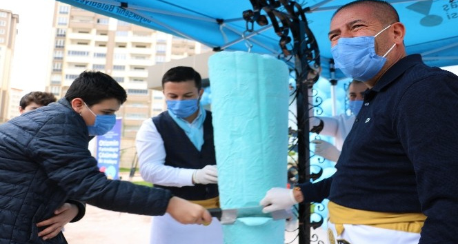 Kahramanmaraş’ta otizmli çocuklara mavi dondurma