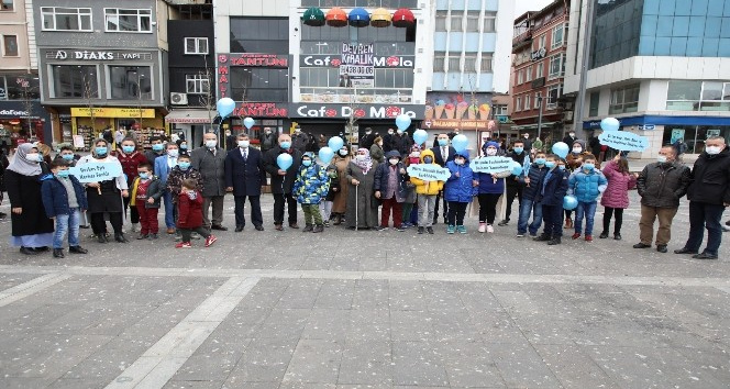 Otizmli çocuklar mavi ladin dikti ve mavi balon uçurdu