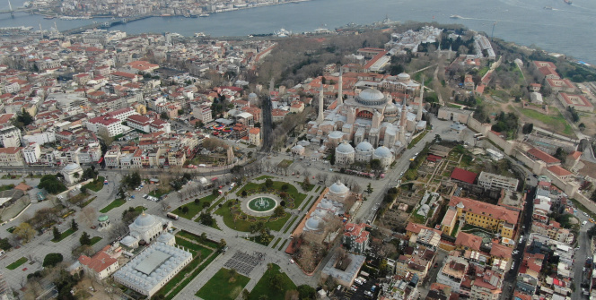 Kısıtlamalı cumartesi gününde tarihi meydanlar boş kaldı