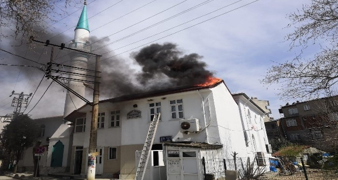 Tekirdağ’da cami yangını kamerada: Çatı alev alev yandı