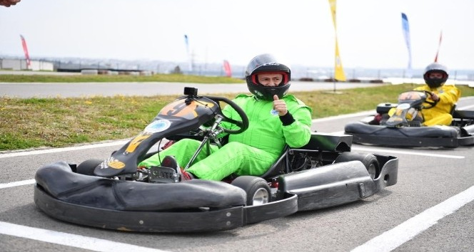 Tuzla’da ünlü radyocular karting ile stres attı
