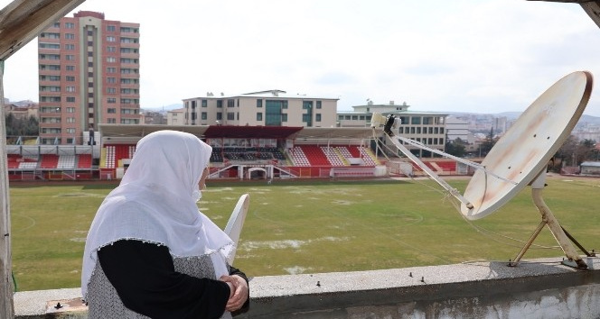 78 yaşındaki Hatice nineye Nevşehir Belediyespor forması hediye edildi