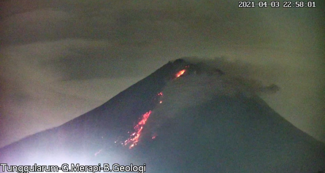 Endonezya’daki Merapi Yanardağı harekete geçti İhlas Haber Ajansı