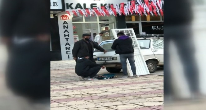 70 lira servis ücreti ödememek için kapıyı söküp tamirciye getirdi