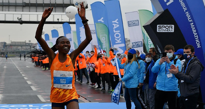istanbul yari maratonu nda kenyali atlet ruth chepngetich dunya rekoru kirarak sampiyon oldu