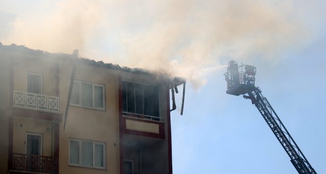 Diyarbakır&#039;da korkutan yangın: Gökyüzü siyaha büründü, komşularını kapılarını çalarak kurtardı