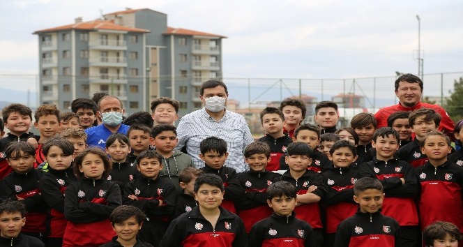 Mehmet Çakın, Uşaklı genç futbolcularla bir araya geldi