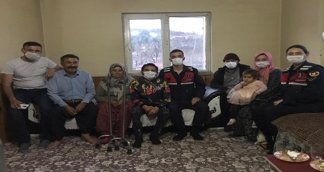 Jandarmadan engelli gence doğum günü sürprizi