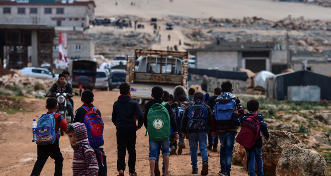 Suriye’de çocuklar tüm zorluklara rağmen okula gitmeye devam ediyor