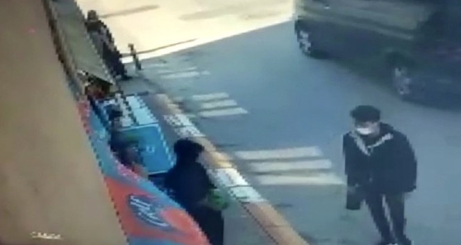 (Özel)Sultanbeyli’de 3 gencin organize futbol topu hırsızlığı kamerada