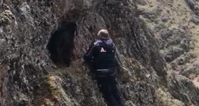 Kayalıkta sıkışan keçiyi AFAD kurtardı