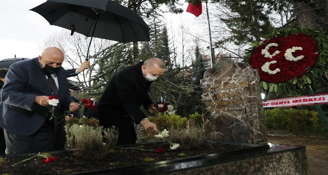 Cumhurbaşkanı Erdoğan, Türkeş’in kabrini ziyaret etti