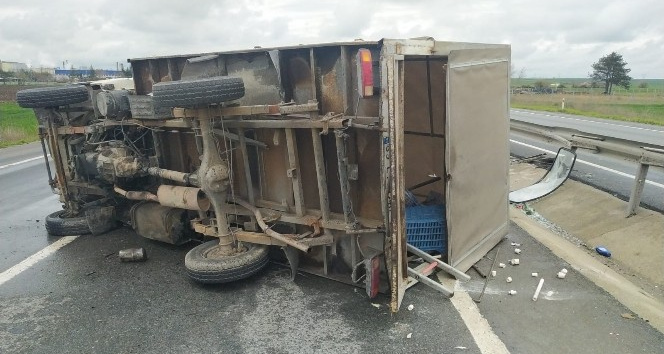 Kırklareli’de refüje çarpan kamyonet devrildi: 2 yaralı