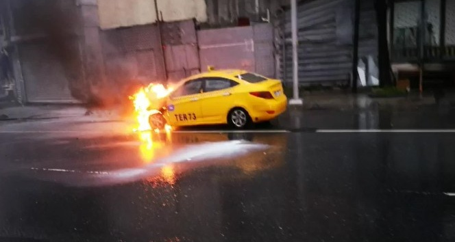 (Özel) Sultangazi’de seyir halindeki ticari taksi alev alev yandı