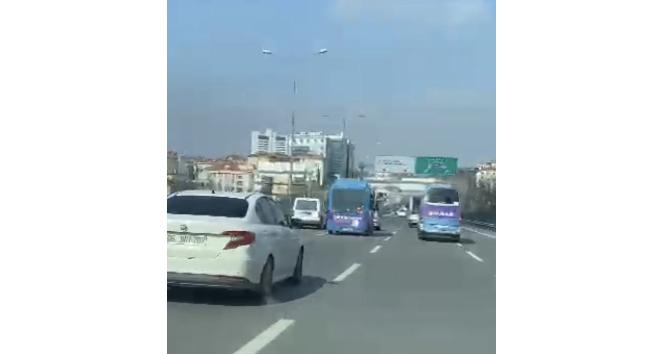 (Özel) Kadıköy’de yolcu minibüsünün makas terörü kamerada