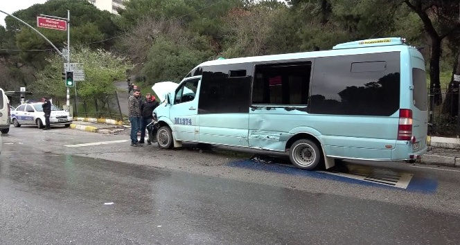 (Özel) Maltepe’de önüne yaya fırlayan araç sürücüsü, direksiyonu kırınca minibüse çarptı