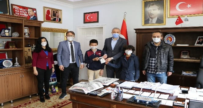 Otizmli öğrencilerden Başkan Biçer’e maske sürprizi