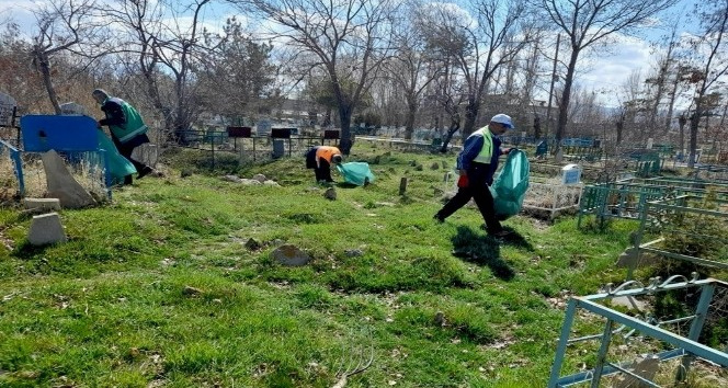 Van’daki mezarlıklarda bahar temizliği